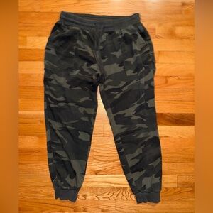 Splendid Camouflage Jogger Pants size small